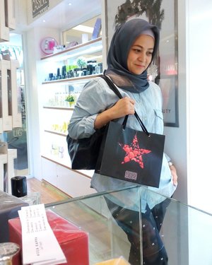 < happy banget bisa belanja di ACCA KAPPA berkat hadiah voucher dari @clozetteid ... Parfum Dan skin care harumnya oke2 bangett, aroma alami bunga2an...thank u so much @clozetteid dan @accakappa_id >
.
.
.
#clozetteid #ootd #ootdindo #hijabootdindo #dailyootd #lookbookindonesia #dailylook #like4like #photooftheday