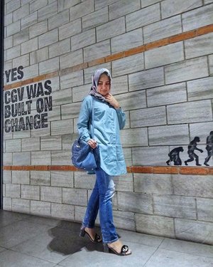 How to make simply outfit ? Start with the basic pieces. Jeans are a must in any closet, as they tend to go well with anything. And then mix with Blouses and shirts. Great options are loose, flowing blouses, button-up shirts, and even printed or graphic tees..............#LYKEambassador #clozetteid #Blogger #indonesianblogger #beautyenthusiast #FashionEntusiast #BeautyLovers #FashionLovers #LifeStyleBlogger #beautyblogger #indonesianbeautyblogger #indonesianfemaleblogger #femaleblogger #indobeautyblogger #cgstreetstyle #ootd #outfitoftheday #streetstyle  #streetfashion #dailyfashion #womanfashion #like4like