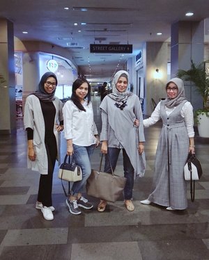 Gak janjian pake baju nuansa abu2 putih.
@ebibutun @rinapuspita99 @wahyuni7235 .

Anyway, malam itu dapat kabar gembira, membanggakan plus sedih. Good luck nanti di Inggris ya bi @ebibutun , semoga study Bimo lancar. .
.
.
#ClozetteID #bestfriend #Friendship #personalblogger #personalblog #lifestyleblog #hijabblogger #IndonesianBlogger #likeforlikes