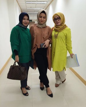 < colorfully for today >...#clozetteid #officemates #officeday #officefriends #officehour #ootd #ootdindo #hijaberkece #hijabfeature_2016 #instafriend #lookbookindonesia #dailyootd #like4like #photooftheday
