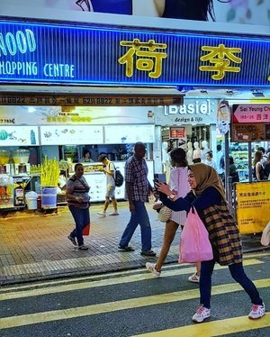 #tbt ladies market, Hong Kong.#Candid, lagi selfie apa lagi motoin ? ....#ClozetteID #personalblogger #personalblog #likeforlikes