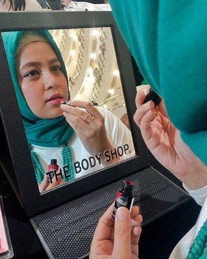 < Trend makeup 2017 adalah non-touring makeup, makeup ini lebih menonjolkan kesehatan kulit yang terlihat glowing >...#ClozetteID #CleanAndBold #TBSxClozetteID #TheBodyShopIndonesia