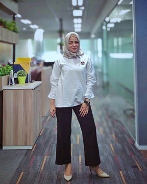 My #Monday outfit #wrapped by white shirt from @getmarv ...kemejanya gw bangetttz 😀 love it ❤️...#ClozetteID #Hijabootd #personalblogger #personalblog #IndonesianBlogger #lifestyleblog #Lifestyle #likeforlikes