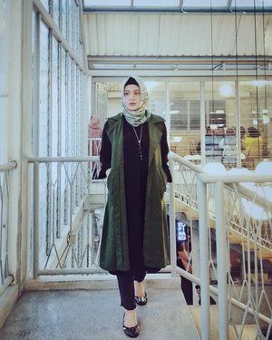 Black + Army Green, pake gelap biar keliatan lebih slim 😁😁🤪...#ClozetteID #personalblogger #personalblog #indonesianblogger #lifestyleblog #Hijab #likeforlikes