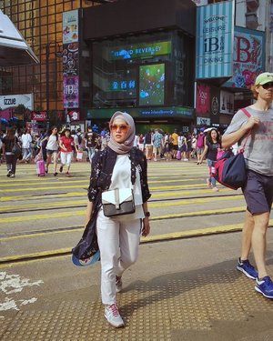 The busy of Times Square #HongKong ...#ClozetteID #shortgateway #gateway #holiday #familyholiday #personalblogger #personalblog #IndonesianBlogger #lifestyleblog #Hijab #Hijabootd