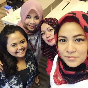 < office wefie >
.
.
.
#clozetteid #wefie #officemates #officefriends #officeday #officehour #officewefie #like4like #photooftheday