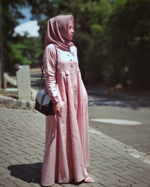 Selamat hari senin... Semangatt hari rabu libur lagii 😁 Ada yg blm punya baju buat Idul Adha ? Dress yg aku pake ini ok juga loh buat Ied. Casual tapi tetep sopan ☺️.
.
Dress @keynes.id .
.
.
#ClozetteID #ootdhijab #Hijabootd #hijabblogger #personalblogger #personalblog #indonesianblogger #lifestyleblog #likeforlikes