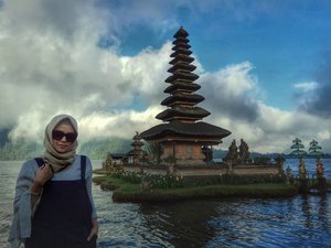 Pura Ulun Danu

Pura ini ada di lembaran uang lima puluh ribu. Lokasinya di danau beratan, bedugul.

Bali memang lengkap ya, danau, laut, gunung, sawah semua memberi keindahan yg sempurna. .
.
.
.
.
.
.
.
.
.
. .
.
.
.
.
#LYKEambassador #ClozetteID #Blogger #indonesianblogger #beautyenthusiast #FashionEntusiast #BeautyLovers #FashionLovers #LifeStyleBlogger #beautyblogger #indonesianbeautyblogger #indonesianfemaleblogger #femaleblogger #indobeautyblogger #ootd #outfitoftheday  #streetfashion #dailyfashion #like4like