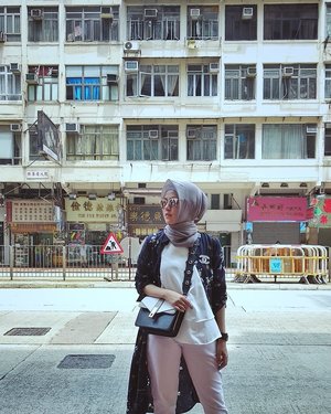 Gedung belakang adalah tipikal dari #HongKong ...#ClozetteID #shortgateway #gateway #holiday #familyholiday #personalblogger #personalblog #IndonesianBlogger #lifestyleblog #Hijab #Hijabootd #likeforlikes