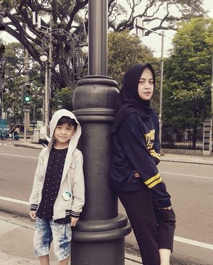 Me & mini me in street style 😁Mirip banget khan kita berdua 😎...#ClozetteID #personalblogger #personalblog #indonesianblogger #lifestyleblog #Hijab #likeforlikes