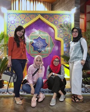 Pertemuan di bulan Ramadhan, background fotopun mesti tema Ramadhan 😍 #bestfriend ...#ClozetteID #hijab #Blogger #lifestyleblogger #IndonesianBlogger