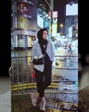 Rainy Nite #HongKong ....#ClozetteID #shortgateway #gateway #holiday #familyholiday #personalblogger #personalblog #IndonesianBlogger #lifestyleblog #Hijab #Hijabootd #likeforlikes