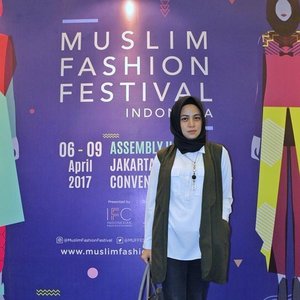 Agak mainstream memang kalo ke #Muffest2017 foto disini. Tapi its ok lah ya, soalnya gak ada spot foto yg sepi, bebas dari orang2 berlalu lalang 😊
.
.
.
.
.
.
.
.
.
.
.
#Muffest2017 #clozetteid #ootd #fashion #lifestyle #Blogger #indonesianblogger #BlogReview #beautyenthusiast #FashionEntusiast #BeautyLovers #FashionLovers #LifeStyleBlogger #beautyblogger #indonesianbeautyblogger #indonesianfemaleblogger #femaleblogger #indobeautyblogger #LifeIsGood #enjoylife #Like4Like