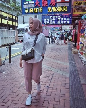Cari2 jajanan lagiii 😃😃#BachtiarsHoliday #HK2018 .....#ClozetteID #shortgateway #gateway #holiday #familyholiday #personalblogger #personalblog #IndonesianBlogger #lifestyleblog #Hijab #Hijabootd #likeforlikes