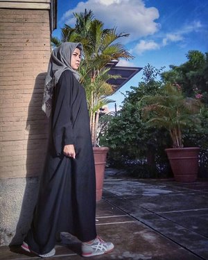 Pas umroh kmrin seneng banget ngeliat perempuan2 Palestine, Turki, mesir pakai jubah hitam2 gitu...dan akhirnya terinspirasi ngikutin style berpakaian mereka :) ........................#clozetteID #LYKEambassador #Blogger #indonesianblogger #beautyenthusiast #FashionEntusiast #BeautyLovers #FashionLovers #LifeStyleBlogger #beautyblogger #indonesianbeautyblogger #indonesianfemaleblogger #femaleblogger #indobeautyblogger #like4like
