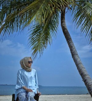 Another pic on the beach.The reasons why I love the beach so much is because of the water and the Sunshine. Feeling that sunshine warm my face instantly lifts up my spirits....#ClozetteID #Hijab #Lifestyle #beach #lifestyleblogger #IndonesianBlogger #Blogger