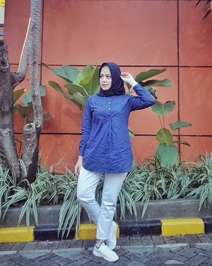 Selamat Malam minggu, anyway aku pake kemeja biru dari @keeynes.id untuk Malam mingguan. 👌.Anyway, buat mamak mamak yg anaknya udah kelar PAS legaa yaa😅😅 Kalo anak saya yg kecil baru mulai senin depan..belom lega bebbbpphh 😅😅 .. ...#ClozetteID #personalblogger #personalblog #indonesianblogger #lifestyleblog #Hijab #likeforlikes