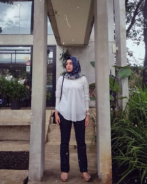 Ceritanya masih cuti nih, jadi sore2 bisa melipir jalan jalan cari kopi di daerah sentul. Tempat kopi yang lagi kekinian, mamak mamak gak mau kalah sama anak masa kini 🤦🤦...#ClozetteID #personalblogger #personalblog #indonesianblogger #lifestyleblog #Hijab #likeforlikes