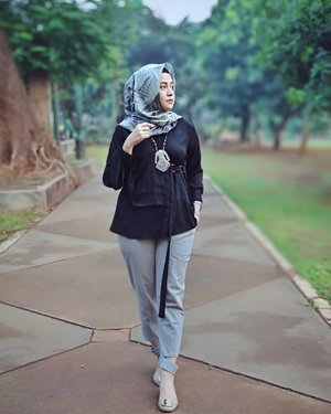 Selalu suka setiap hari anter anak2 kesekolah, karena sekolahnya dikelilingi banyak taman dan pohon2an jadi udara disana seger banget sambil Liat yg ijo2.Tap for details...#ClozetteID #ootd #hijab #hijabblogger #personalblogger #personalblog #lifestyleblog #IndonesianBlogger #likeforlikes