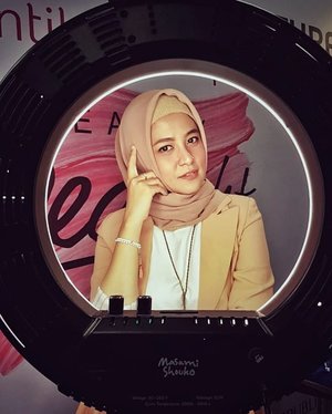 Ring Light Pose 🤗.📷 @anndhyt .....#ClozetteID #personalblogger #personalblog #indonesianblogger #lifestyleblog #Hijab #likeforlikes