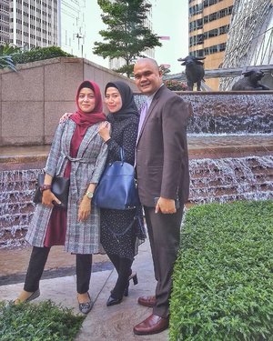 Di patung Bull nya Hongkong Stock Exchange semoga bisa foto di Bull nya New York yakkk 😂😂....#ClozetteID  #personalblogger #personalblog #indonesianblogger #lifestyleblog #Hijab #likeforlikes