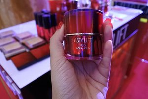 ASTALIFT Jelly Aquarysta, the best seller from @astaliftindonesia.

I got this from #astaliftphotogenicbeauty event, and the review soon on my blog !
.
.
.
.
.
.
.
.
.
.
.
.
.
.
.
.
.
.
.
.
#clozetteid #makeup #skincare #productreview #fashion #lifestyle #Blogger #indonesianblogger #BlogReview #beautyenthusiast #FashionEntusiast #BeautyLovers #FashionLovers #LifeStyleBlogger #beautyblogger #indonesianbeautyblogger #indonesianfemaleblogger #femaleblogger #indobeautyblogger #LifeIsGood #enjoylife #Like4Like