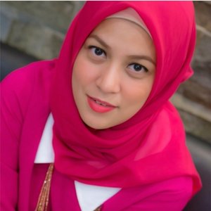 Hijab, top and lipstick on pink. Why not ?
#clozetteID #COTW #PinkSelfie