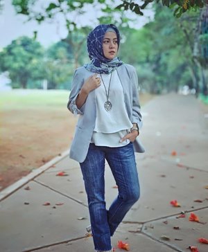 Kalo kesekolah anak pasti pasti numpang poto #ootd 🤪🤪 #GakTauMalu yakk....😅😅😅🙌.Blazer @kivee_ .Hijab @nadapuspitascarf..#ClozetteID #Hijabootd #personalblogger #personalblog #IndonesianBlogger #lifestyleblog #Lifestyle #likeforlikes