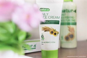 @natur_e_indonesia daily face cream, krim wajah untuk melembutkan kulit. Try it! you won't regret!
.
.
.
 #clozetteid #nature #natureindonesia #awalicantikmu #dailycream #skincare #skincareroutine #vitamin