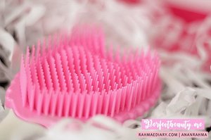 Cherubim sisir anti kusut dari @perfectbeauty_id . .formulated for damaged hair. . . :) review link in bio .
.
#clozetteid #productreview #beautyreviewer #reviewer #unboxing #review #beautybox #perfectbeauty #instagood #beauty #beautygram #pink #beautyblogger #bloggerlife #bloggerindonesia #instadaily #instabeauty #indonesianbeautyblogger #bloggerperempuan #indonesianfemaleblogger