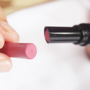 apa yang kamu ucapkan ketika #lipstick kesayangan patah? :( #makeup #makeupisfun #makeupaddiction #clozetteid #pink