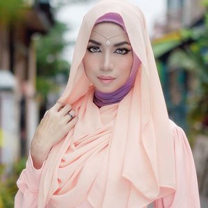 Festive gak selalu harus meriah. Pemilihan hijab basic dengan kualitas bahan premium dipadukan dengan hiasan dahi yang simple namun mewah, bisa jadi pilihan kamu buat Hari Raya nanti 😊😊 #ClozetteID #GoDiscover #hijabfestive #clozetter