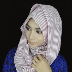 Hoodie style using pasmina from @floveey @floveey @floveey .lovely banget deh#kerjaitumain #clozetteid #hotd #hijab #beautyhijab #beautyboundasia #prettyhijab