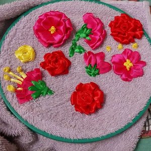 Cem macem bunga.. Sekarang handuk yg jadi korban keisengan ini.. Which is your fave?

#clozetteid #3dflower #3dembroidery #ribbonembroidery #ribbonembroideryart #flowerembroidery #embroidery #hobby