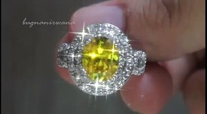 Yahaa💍💍... Akhirnya bisa upload juga.. Sorry, im not good at caption. Just enjoy this video😘😘
#clozetteid #jewelry #jewellery #ring #yellowcitrine #engagementring #weddingring #diamond #diamondring #diamondgirl #enchanting