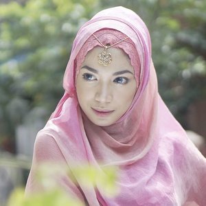 Festive gak selalu harus meriah. Pemilihan hijab basic dengan kualitas bahan premium dipadukan dengan hiasan dahi yang simple namun mewah, bisa jadi pilihan kamu buat Hari Raya nanti 😊😊 #ClozetteID #GoDiscover #hijabfestive #clozetter