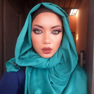 Wondering where i put my emerald shawl at?? Shawl Hijab by : @raisaonlineshop #tbt #throwback #throwbackthursday #hijab #motd #makeup #clozette #clozetteid #muajakarta #beautynesia #bloggerindonesia #bloggerjakarta #beautybloggerindonesia #emerald #beauty #photoshop