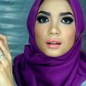 Try to makeup like a proper Indonesian 😂😂😂. Baru foundy ama bedak, tangan ku dah pegel.. #clozetteid #kerjaitumain #motd #hija#makeupaddict #makeup #indonesiabeautyvlogger #indonesiabeautyblogger