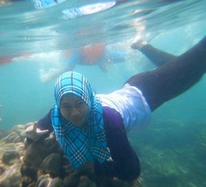menyelam sambil berselfie :D melihat indahnya dunia bawah laut <3 #Hijab #Lampung