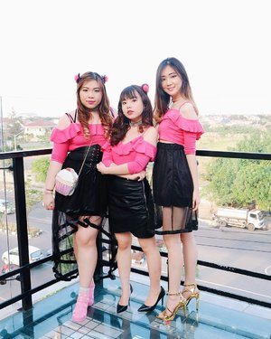 they hate us because they can't bond the way we do, how we comment on each other's Instagram photos online but we still greet and chit-chat with each other in real life as well 😝

Twinning @zara off-shoulder cropped top "coincidentally" on yesterday's event because a decent hot pink top was too hard to find. Funny thing is, you really can see the personality on each of person by seeing how they style one same item.

And still, the shortest looked the most evil of them all. Ayeee 💣

#ピンク
#ザラ 
#clozetteid
#今日のコーディネート 
#ブログ 
#今日のコーデ 
#可愛い
#かわいい