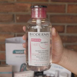 The first micellar water I tried. A cult favorite. @bioderma_indonesia Sensibio.

This product didn't seem to work well on my skin the first time I tried it, but two years later I gave it second chance. Glad I did, because this is one of my favorite first cleansers now ✨ it doesn't sting, and most importantly - it doesn't trigger breakout and it removes makeup and dirt well.

Soon I will blog about this baby on my blog, stay tuned for it!
.
.
#biodermaindonesia 
#bioderma 
#micellarwater 
#micellar 
#skincarereview 
#skincare 
#skincareaddict 
#clozetteid 
#sbybeautyblogger 
#surabayabeautyblogger 
#bloggerindonesia 
#bloggerperempuan 
#indobeautygram 
#indonesiabeautyblogger