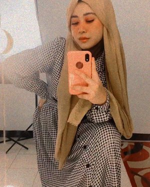Mirror selfie gaya begini ini, artinya aku mengalami pegel-pegel pas bikin video. 🤣#clozetteid #ootdhijab #ootd #ootdfashion #hijabootd