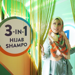 Alhamdulillah rejoice mengeluarkan shampo khusus rambut berhijab, Rejoice 3 in 1 hijab shampo, yang bisa jadi solusi masalah rambut berhijab, karena dari shampo ini kita bisa dapetin kesegaran, kelembutan, sekaligus sebagai anti ketombe juga..Setelah aku pakai, rambut aku beneran kerasa lebih seger, wangi banget, lembut banget..Masalah terbesar aku soal rambut berhijab adalah kusut , terus akhirnya patah rambutnya. First impression saat aku pakai shampo Rejoice 3 in 1 hijab shampo ini, fresh banget karena ada kandungan mint nya, rambut aku kerasa lebih halus.. 😍.Kayanya buat kamu yang berhijab, perlu cobain Rejoice 3 in 1 hijab shampo ini..😍 #clozetteid #Rejoice3in1xIHB #Hijabisa #rejoicesisters