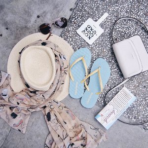 Holiday essentials! 🏝⛱✨ Slippers from @bananasslipper is the most essential of all 🏖
For your information, #bananasslipper will be on the @headquartersmarket tomorrow 'till this Sunday! 🙈
#clozetteid #holidayessentials