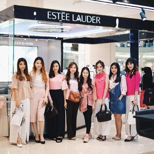 Just now, attended Breast Cancer Talk #PinkRibbon25 by @esteelaudercompanies and @lovepinkindonesia 💕 I’ll definitely share the useful information that I got, later on the blog, so please look forward to it! 😚
_
You can also support them by buying limited edition products from @esteelauder @cliniqueindonesia @bobbibrown (slide to see which products!) 👉🏻
_
Thank you for having me @dikastiff #EsteeID also thank you everyone for coming! 🙆🏻
_
#clozetteid #lifestyleblogger #bbloggerid #bcacampaign