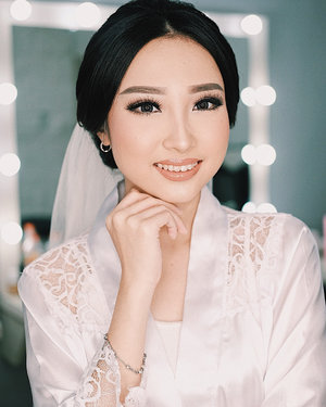 Yesterday's make over by my very best friend @rachgabriella 💛🤩 Super in love with the final result! How do you guys think? 🙈
Coached by @bitacatyamua ✨
_____
#makeupoftheday #clozetteid #motd