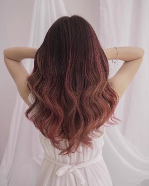 Yas! Perfect pink-coral hair by @houseofdavidsalon 💛 Aku udah tulis pengalaman lengkapnya di blog #castleindeairdotcom dibaca yaah ☺️.Anyway, aku akan bikin giveaway dalam waktu dekat bersama dengan @houseofdavidsalon ditungguu hihi! 🙈 #houseofdavidsalon #pinkhair #clozetteid