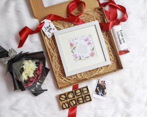 My darling Valentine box from @frameandco_id comes early! 💐🍫🍪🔳
I love all the pieces insides, especially the cookies and the chocolate! 😋😋 It surprisingly tastes good 👌🏻
Get yours now!
.
Anyway, Frame & Co. Giveaway is finally here!
Want to win the package in the picture? Simply follow these steps:
1. Follow @frameandco_id
2. Like and regram the giveaway post with your desired package (you may only choose one package out of three)
3. Tag 5 of your friends (not a brand account) on your regram post
4. Use the hashtags #frameandcoid and #frameandcogiveaway
5. You may regram the post more than once, but remember to stick to that one package you've chosen
6. Don't forget to set your profile to "public", so we can see your post
7. The giveaway will end on February 3, 2017 and one winner for each package will be chosen randomly. The final result is fixed and can't be changed .
That's it guys! Let's start regramming now! 😆
.
#clozetteid #valentinegift