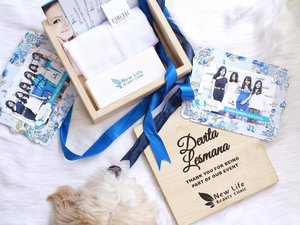 Now unboxing a super nice box (@parcele.id) that I got from @newlifebeautyclinic 📦Ps : It has my name on it!! 💙.#clozetteid #newlifebeautyclinic