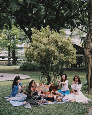 Serunya sore-sore having picnic lunch di area gardennya @royalambarrukmo 🏝🌯🥗 Ini nggak cuma ala-ala lho, buat kamu yang stay di #RoyalAmbarrukmo juga bisa disiapkan picnic lunch seperti ini 👌🏻•#theAmbarrukmo #clozetteid #explorejogja #jogja